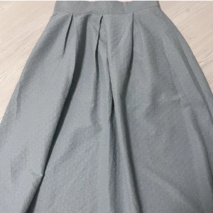 Babyblå kjol💙 - En jättefin babyblå kjol som kommer ner under vaderna på mig (jag är 160cm). Känner mig som en prinsessa när jag har på mig den men tyvärr har växt ur den🥲 priset kan diskuteras!