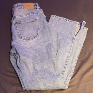 Jeans  - Säljer mina fina jeans. Då dom blivit förstora. Dom är utsvänga vid fötterna och har en slits vid fötterna. De är ganska lågmidjade, och sitter väldigt fint. Bra skick🥰 priset kan diskuteras! Tryck INTE på köp nu skriv privat till mig om du vill köpa 
