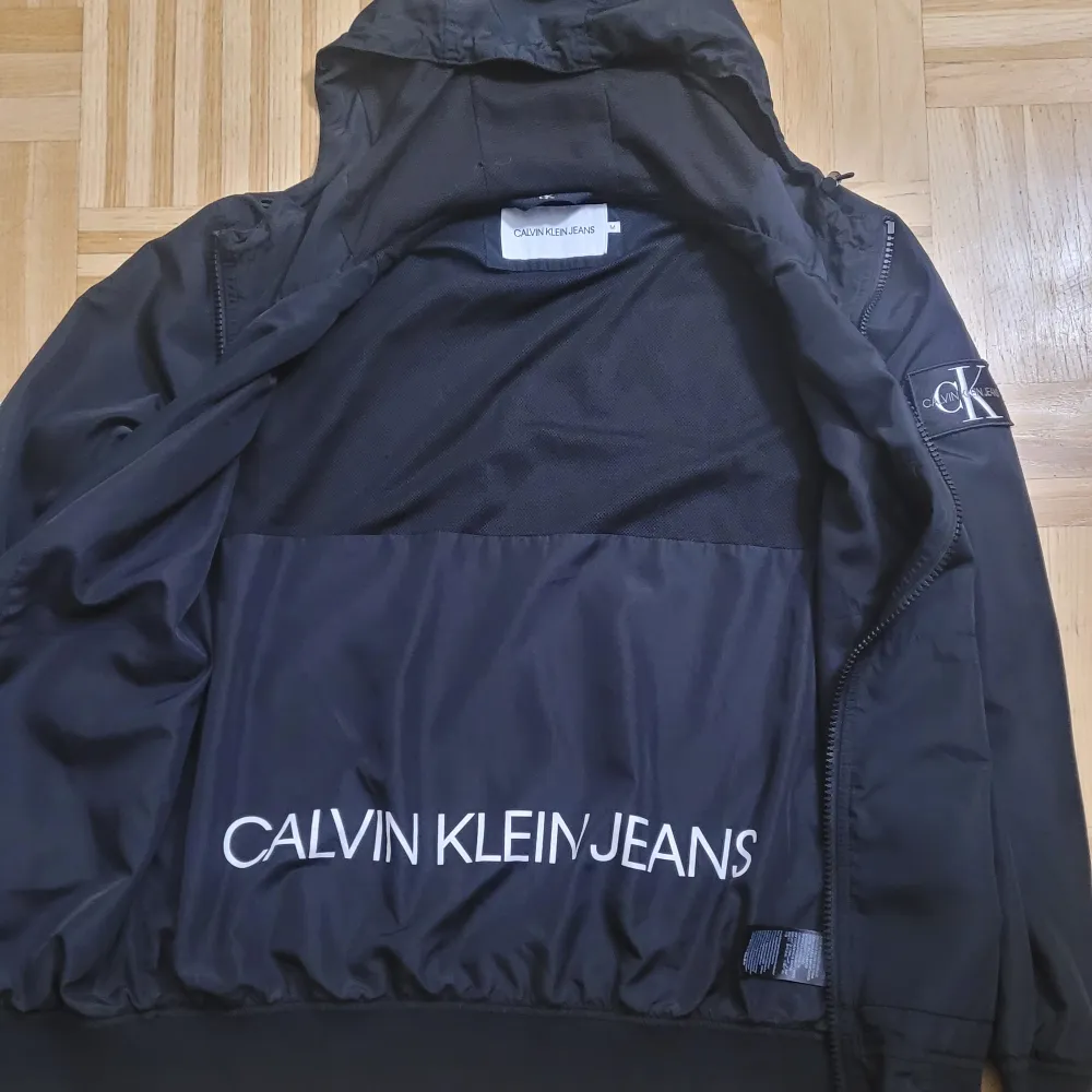 Calvin klein jacka i storlek m  Lite sliten på märket på bröstet men annars fint skick. Jackor.