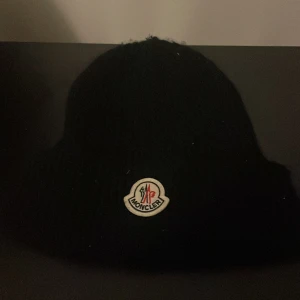 Mössa - Säljer nu min moncler mössa använd i 1 månad 