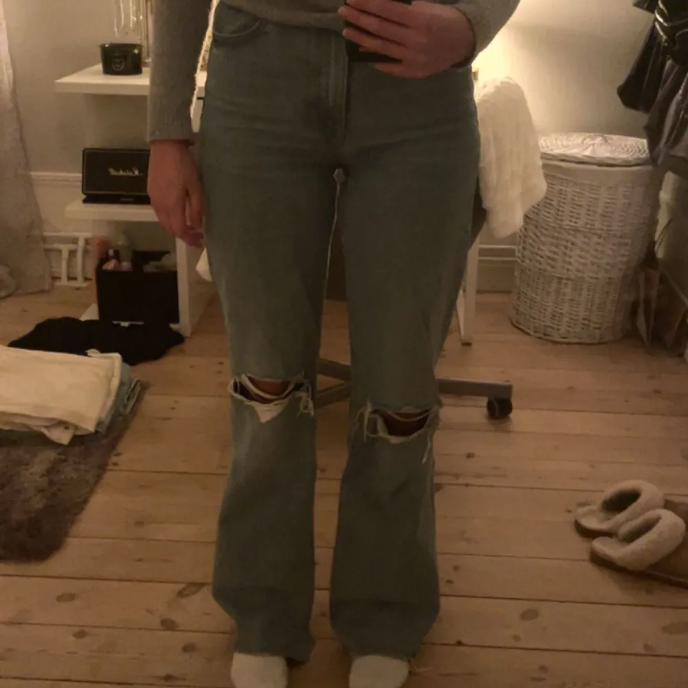 Raka ljusblåa jeans från zara. Fler bilder kan skickas vid intresse.. Jeans & Byxor.