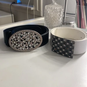 Bälte - Svart bälte med stort smycke