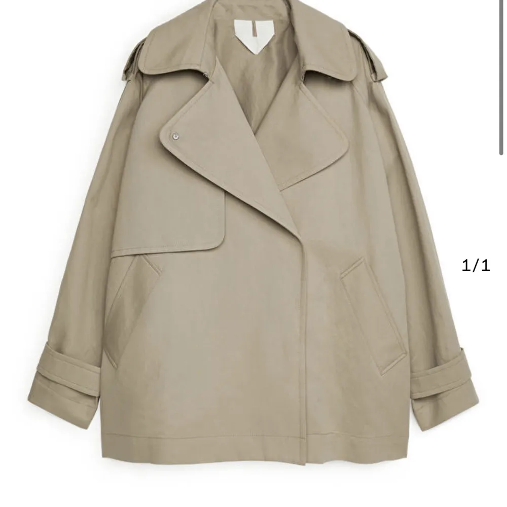 Jättefin kortare trenchcoat i beige/ljusbrun! Köptes i våras för 1790kr. Säljer för 1300 (går att diskutera pris). Endast använd vid ett fåtal gånger, som ny! Köparen står för frakt! . Jackor.