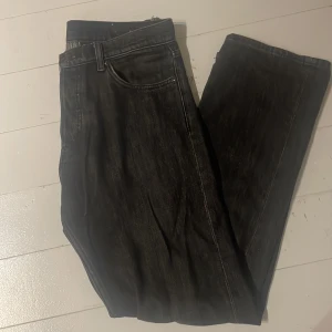 Gråa weekday jeans - Ett par schyssta jeans från weekday i färgen galaxy, passformen är straight fit och är i storleken 27/30 men byxorna är lite större så funkar nog med 29/32! Om du har funderingar så är de bara att fråga!