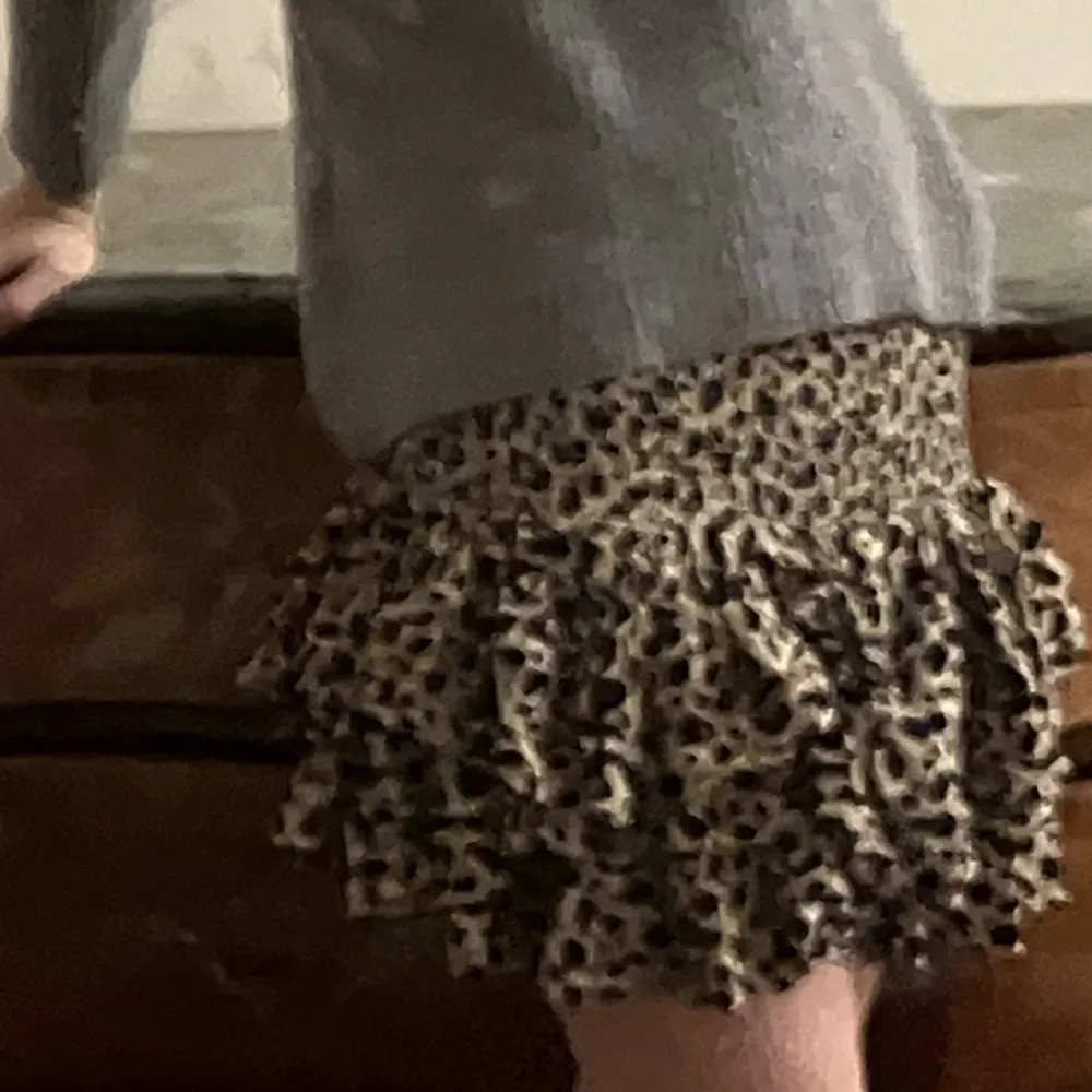 Trendig Leopardmönstrad Kjol. Superbra skick och knappats använd. Jag har även andra kjolar ute till salu, om du köper flera sänker jag priset. Ursprungliga priset: ~1000. Kjolar.
