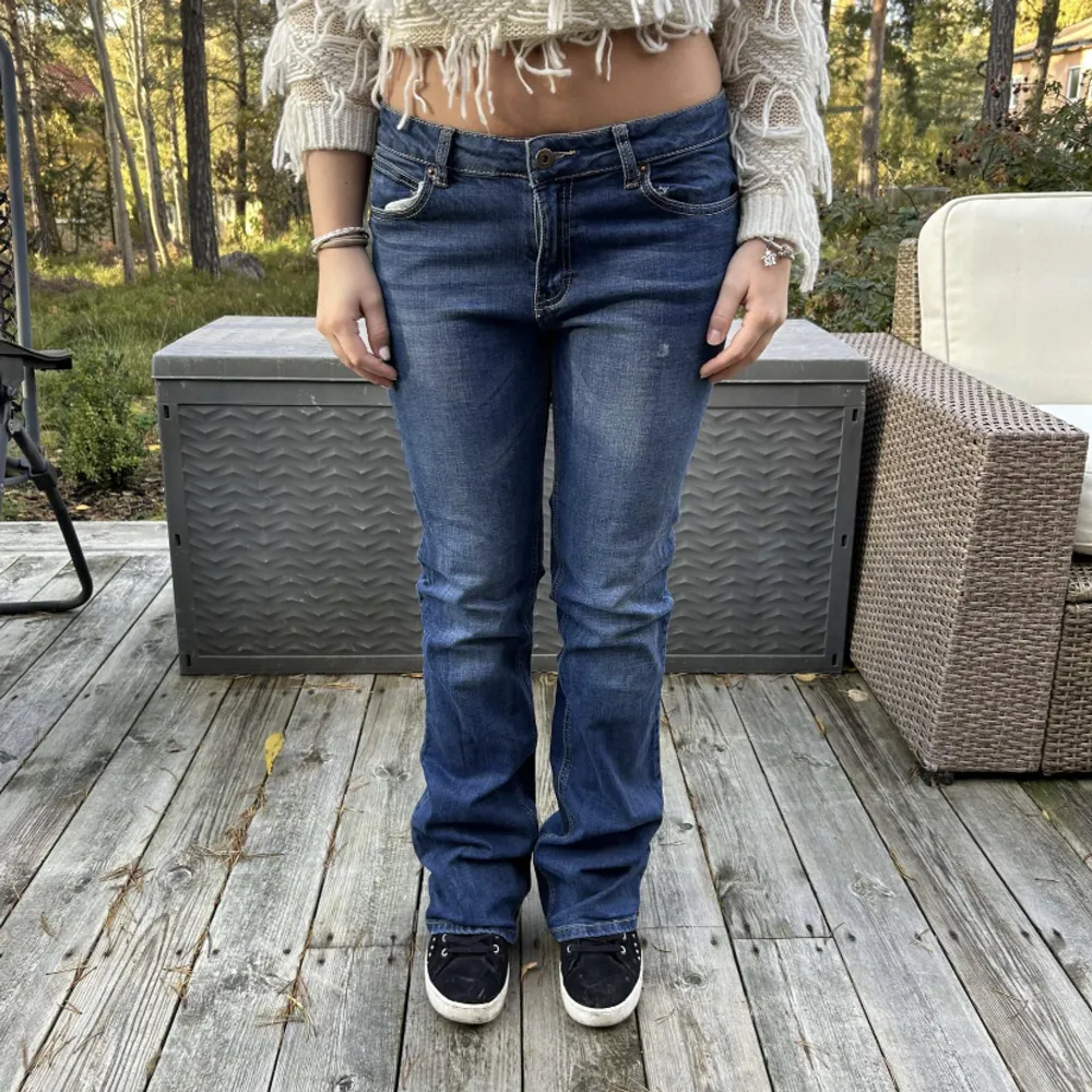 Mörkblåa bootcut / straight leg jeans! . Jeans & Byxor.
