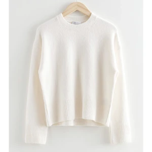 Other Stories stickad tröja  - En beige stickad tröja köpt för 490kr på Other stories ❣️ tröjan är i bra skick och jag säljer för att den inte längre kommer till användning ❤️tröjan är beige/vit som ni ser på bilderna 🤩