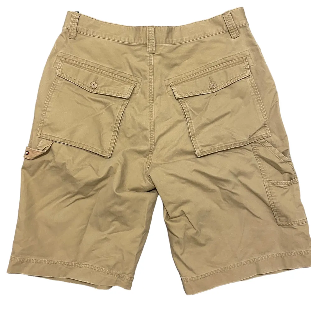 Ett par vintage Tommy Hilfiger cargo shorts i storlek 33. Shortsen är i fint skick med inga skador eller fläckar. Vid fler frågor eller mått tveka inte att kontakta oss!. Shorts.