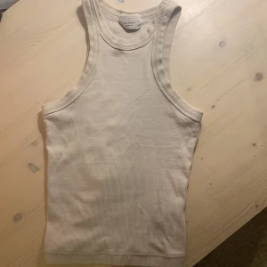 beige linne - Jag säljer detta linne pågrund av att det inte kommer till användning, inga defekter, men i använd skick. 💗 kommer inte ihåg vad det kostade, men är från Gina Tricot ! (Kan tänka mig sänka pris) 🎀