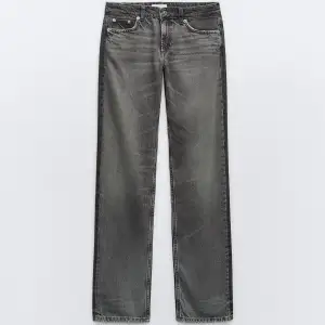 Helt nya och oanvända zara jeans med prislapp kvar. Raka i modellen,  köpta för 399 och säljer för 279. säljer då jag inte tycker jag passar i de men han ej skicka tillbaka. Hör av er vid frågor!🥰