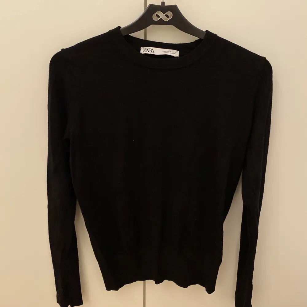 Jag säljer denna tröja som inte kommer till användning i storlek M. Den är svart och har guldknappar på ärmarna. Den är köpt på zara för 300kr och jag säljer för 100kr.. Tröjor & Koftor.