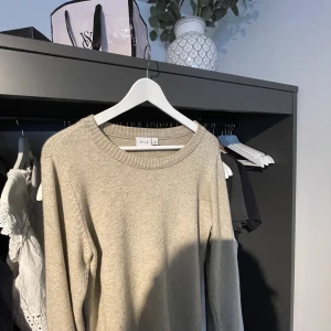 Stickad tröja 🫶🏼 - Stickad tröja från vila💓använder den inte längre! Mycket bra skick🫶🏼