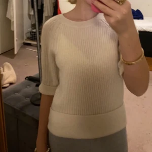cashmere t-shirt - en såå fin cashmere tröja, passar till alla årstider och den är i superbra skick! jag brukar vika upp den som man ser på bilden. säljer för jag har alldeles för många