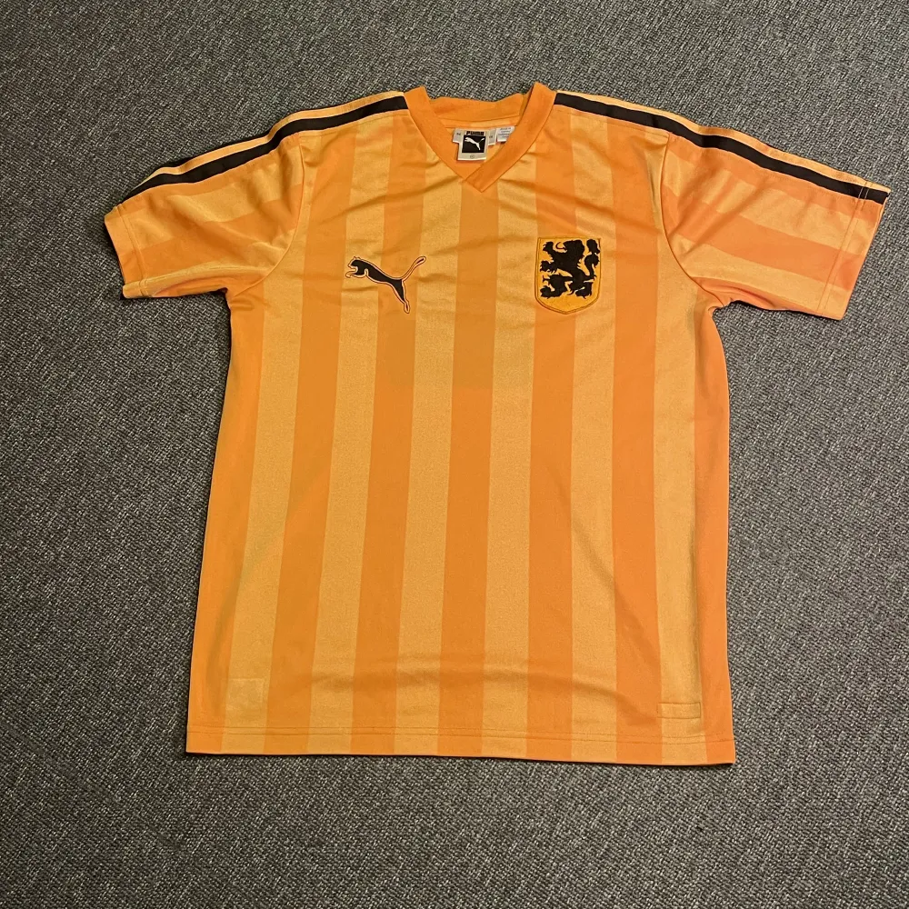 Unik Puma Holland/Nederländerna tröja, det är ett sample och svår att hitta. Storlek M, pris kan diskuteras . T-shirts.