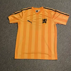 Unik Puma Holland/Nederländerna tröja, det är ett sample och svår att hitta. Storlek M, pris kan diskuteras 