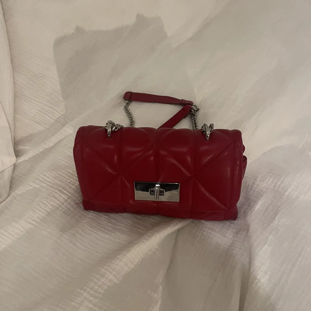 Super fin röd handväska i läder med silverskedja💕 knappt använd, mycket fint skick . Väskor.