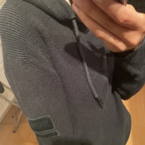 Jack&jones hoodie - Säljer denna fina jack&jones stickade hoodien. Hoodien är i ett jätte fint stickat material. 💕