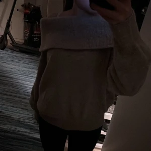  Stickad tröja - Superfint stickad tröja från HM, använd ca 3 gånger 💓fick aldrig användning av den.