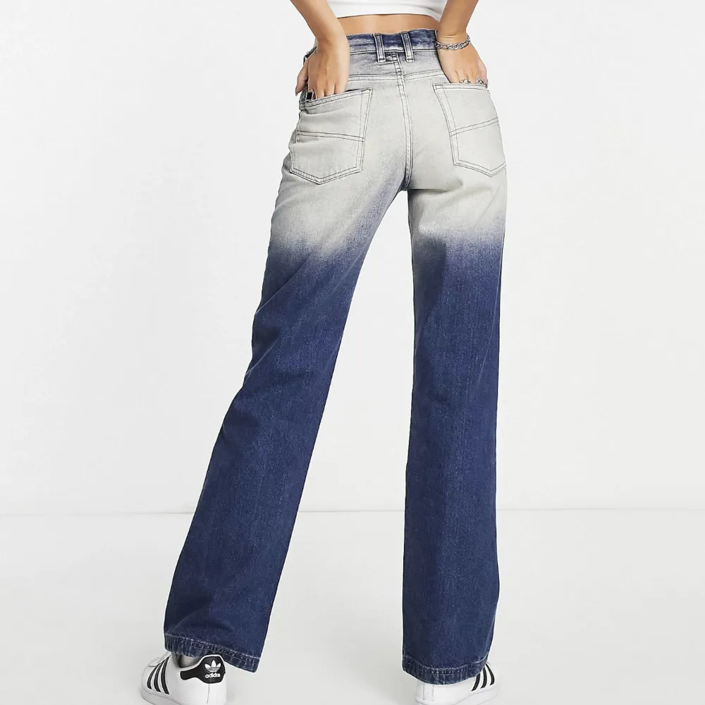 Säljer dessa extremt snygga jeans, tyvärr var de försmå för mig, därav säljer jag de. Bootcut jeans, passar alla som är mellan 155-170 cm. Storlek är 36, skulle säga att den är en 34 eller en liten 36🤍. Jeans & Byxor.