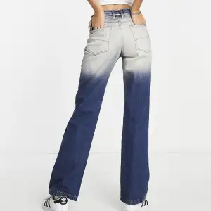 Säljer dessa extremt snygga jeans, tyvärr var de försmå för mig, därav säljer jag de. Bootcut jeans, passar alla som är mellan 155-170 cm. Storlek är 36, skulle säga att den är en 34 eller en liten 36🤍