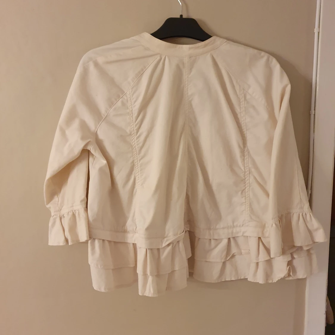 Jättefin Hunkydory jacka , beige med volang - 90