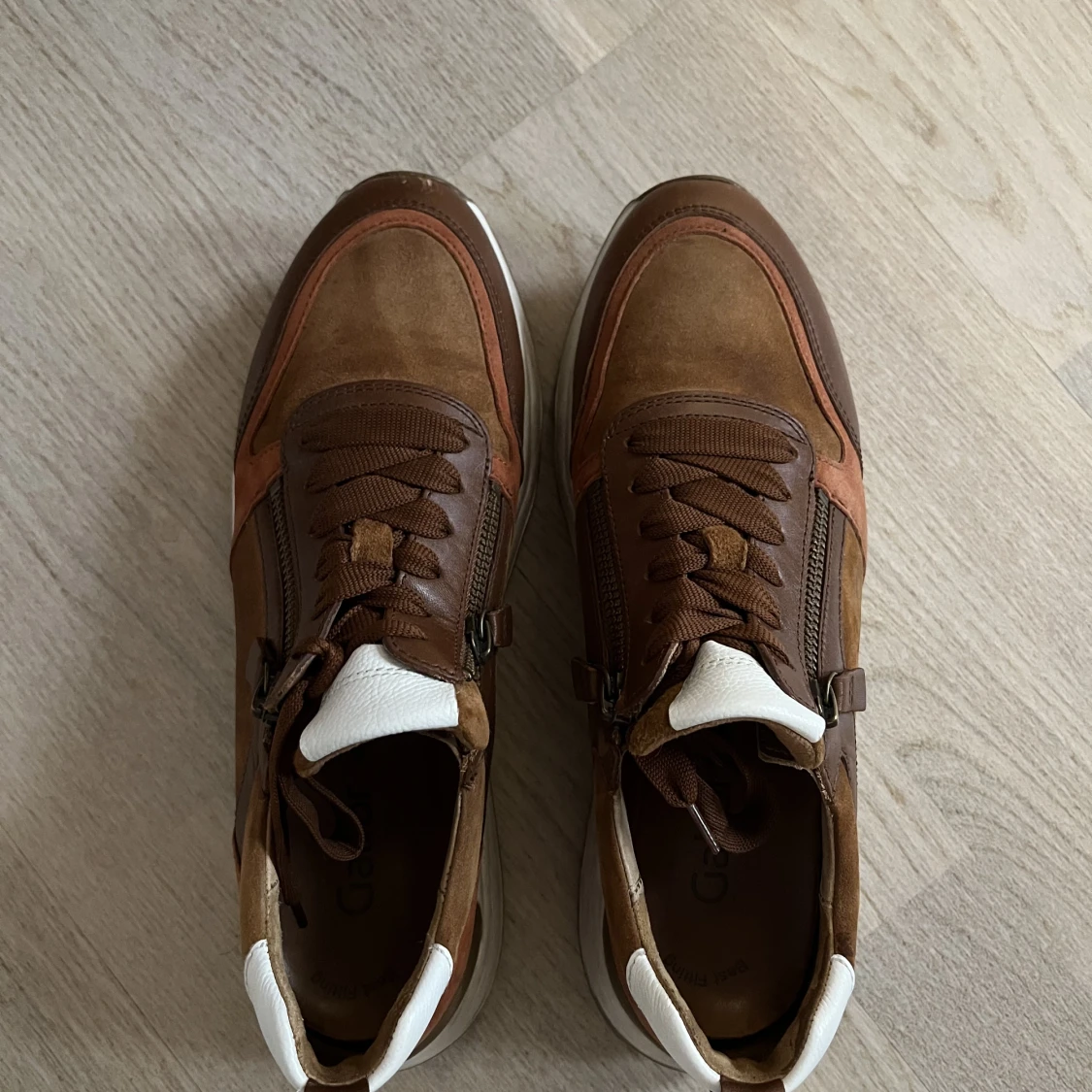 Sneakers från Gabor i mocka/skinn - 91