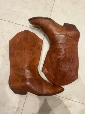 Cowboyboots - Snygga cowboyboots. De är i okej skick då klacken är sliten