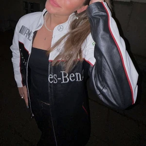 Läderjacka / Formula1 - Intressekoll på min Läderjacka med Mercedez Benz tryck, Äkta läder. Använd fåtal gånger.