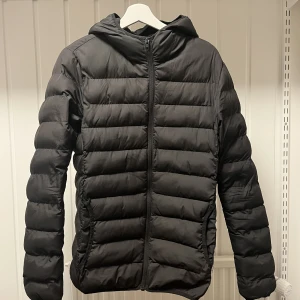 French Connection dunjacka - Knappt använd dunjacka av märket French Connection! Riktigt snygg och varm på samma gång. Storleken är Xs men modellen är stor och skulle passa en S eller liten M.  Nypris: 600kr Mitt pris: 150kr