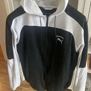 Puma träningshoodie - Puma träningshoddie, sparsamt använd. Fint skick! Strl Large 52/54