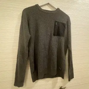 Säljer en mörkgrå tröja som inte längre används, den är i bra skick och kostar billigt💪 Passar bra till hösten och sitter bra 👍 