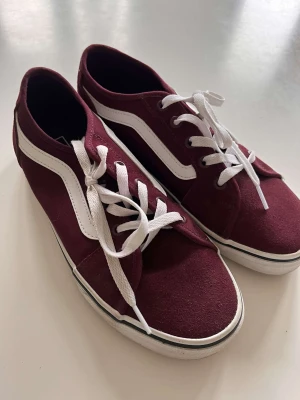 Röda vans skor - Säljer vin röda vans skor för de är för små. Andvända endast två gånger! skriv om du har mer frågor 