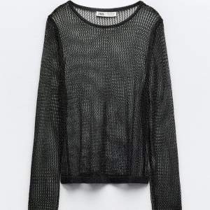 Säljer denna helt nya svarta tröjan som glittrar från Zara. Perfekt till fest eller till nyår med en svart spets bralette under ✨