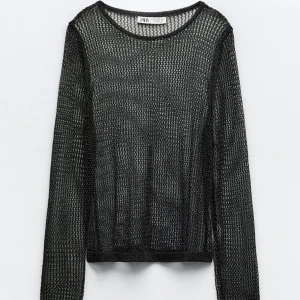 Svart glittrig topp - Säljer denna helt nya svarta tröjan som glittrar från Zara. Perfekt till fest eller till nyår med en svart spets bralette under ✨