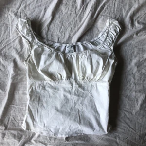 Topp - Så himla söt topp från guess. Vit, o lite krämvit på bysten. Fint skick❤️