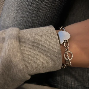 Tiffany & co liknande armband  - Säljer mitt jättefina Tiffany och co liknande armband❤️