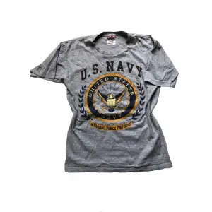 US navy T-shirt köpt på Beyond Retro. Bra skick.