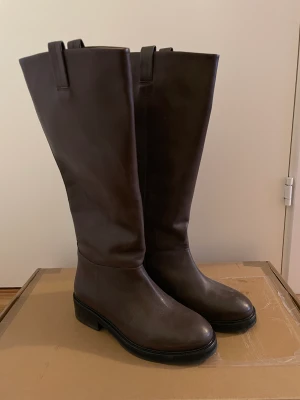 Flattered Stövlar - Bruna stövlar från Flattered, modell Frances. Storlek 40, lite stora i storleken. Sparsamt använda så i mycket bra skick.