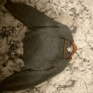 Jätte fin och skön långärmad stickad tröja.  - Säljer denna jätte fina ljus gråa stickade tröjan i storlek S/M. Tröjan har vart använd en gång bara. 