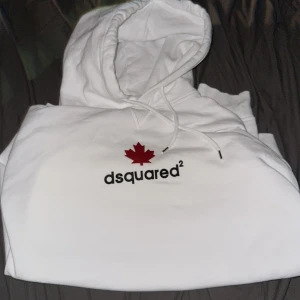 Dsquared2 hoodie  - 2 veckor gammal. Köpt på Johnells. För ca 4000 kr. Inga skador eller fläckar. Priset kan diskuteras vid snabb affär. 