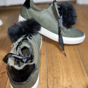 Fina sneakers strl 39 - Fina gröna sneakers strl 39.