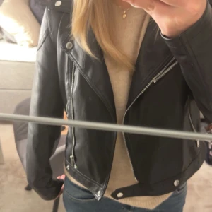 Skinn jacka - En super snygg skinnjacka som passar till allt! Använd men inga defekter🥰 pris går att diskutera! Passar mig som brukar ha S men den är ganska kort🤗