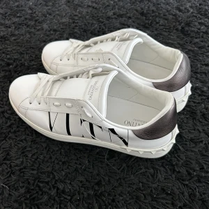 Valentino Open Sneakers - Säljer nu dessa feta Valentinos eftersom dom är för små, nästintill nyskick 8/10  Skriv om ni har några frågor.  Byte mot 43-44 EU är interessant.