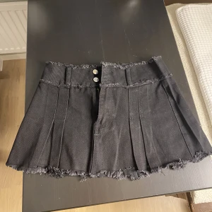 Svart Kjol - Svart mini skirt i jeansmaterial. 