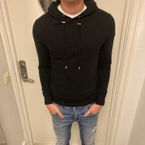 Limitato - Tjena tjena era schtekare🤙🏽🤙🏽🤟🏼 Säljer just nu min stilrena Limitato hoodie, perfekt för dig som vill grischa runt i skolan och höja din STATUS😎😎