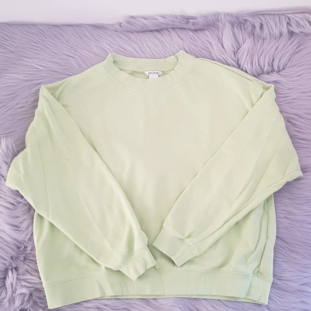 Nu söker min mysiga gröna tröja nytt hem💚 Den är mysig och prefekt när man bara vill slänga på sig något. Hoodies.