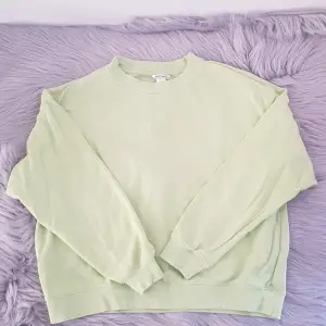 Nu söker min mysiga gröna tröja nytt hem💚 Den är mysig och prefekt när man bara vill slänga på sig något