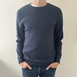 Stenström kabelstickad tröja - Kabelstickad tröja från stenströms, inga defekter. Skick 8/10. Säljer för 400 kr.
