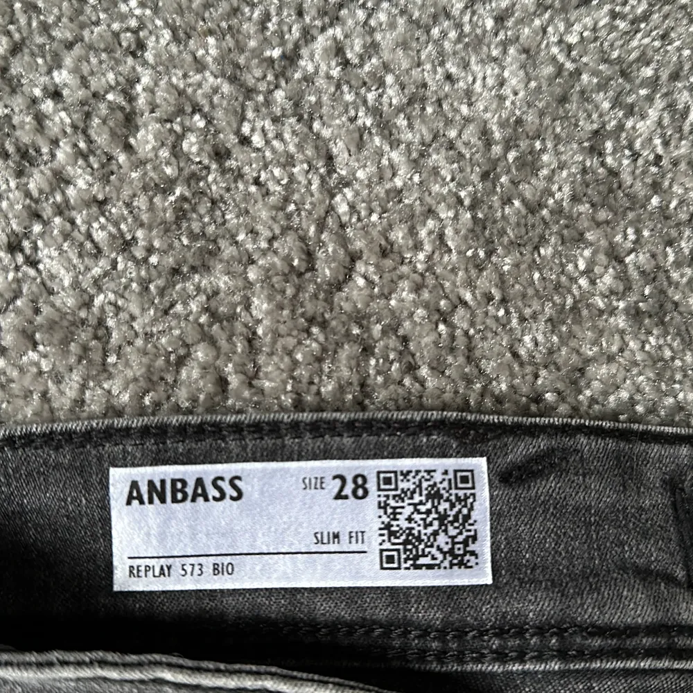 Tjena! Säljer ett par riktigt feta Replay jeans i modellen anbass. Jeansen är helt nya och har storleken 28/32. Alla taggar finns kvar. Nypris 1800kr. Priset kan diskuteras. Hör av dig vid frågor!. Jeans & Byxor.