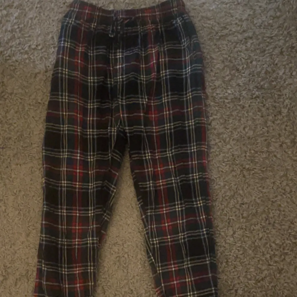Säljer dessa pyjamasbyxor ifrån Cubus då jag tycker de är lite för korta på mig. Köptes i vintras och är sparsamt använda, är i storlek S☺️. Jeans & Byxor.